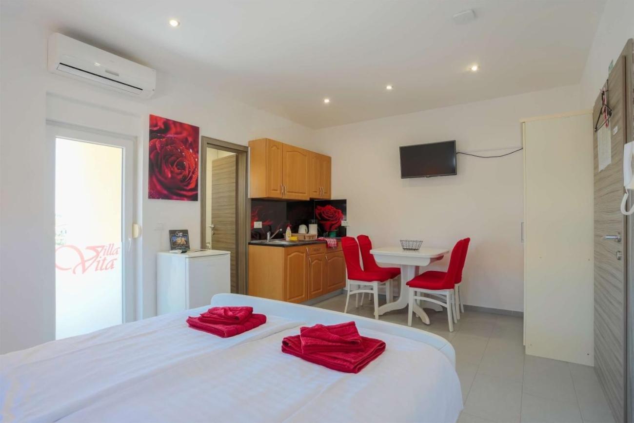 Villa Vita Apartments & Studios With Common Pool Valbandon Exterior foto