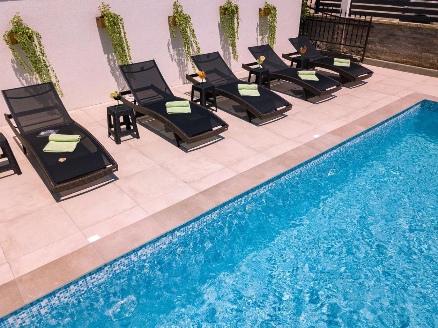 Villa Vita Apartments & Studios With Common Pool Valbandon Exterior foto