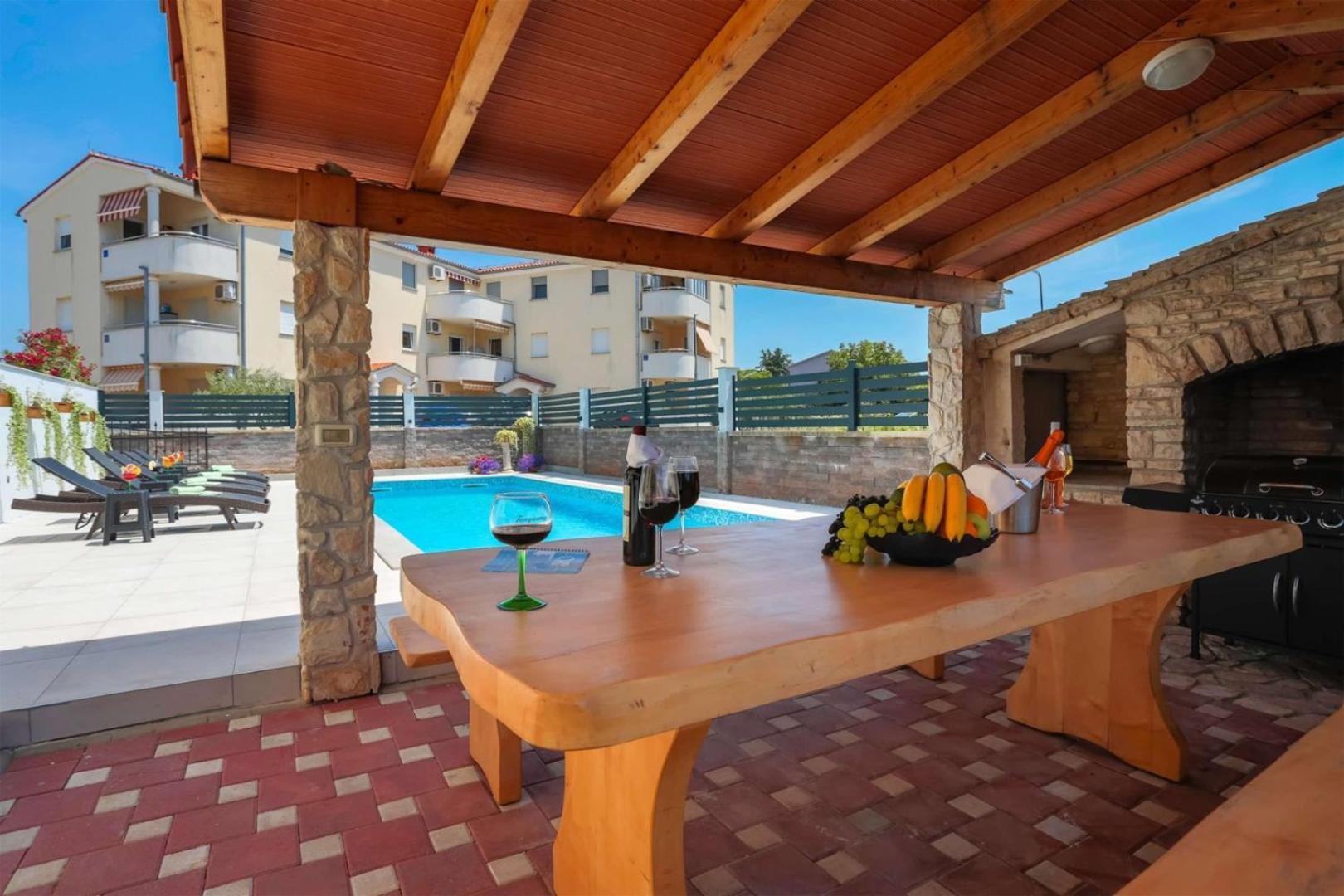 Villa Vita Apartments & Studios With Common Pool Valbandon Exterior foto